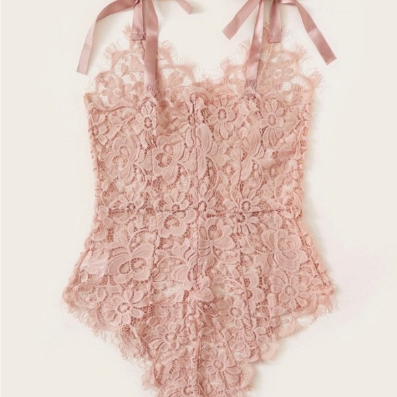 Elegant Lace Bodysuit in Blush Pink - Picture 2 of 3